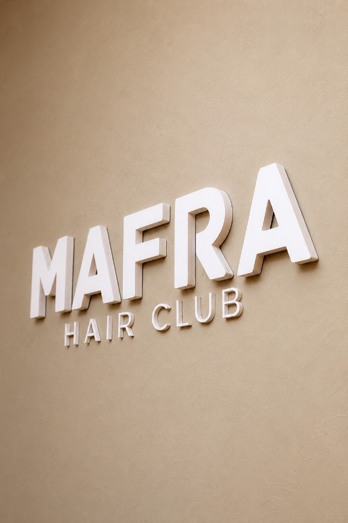 Logo MAFRA HAIR CLUB em letras 3D na parede texturizada